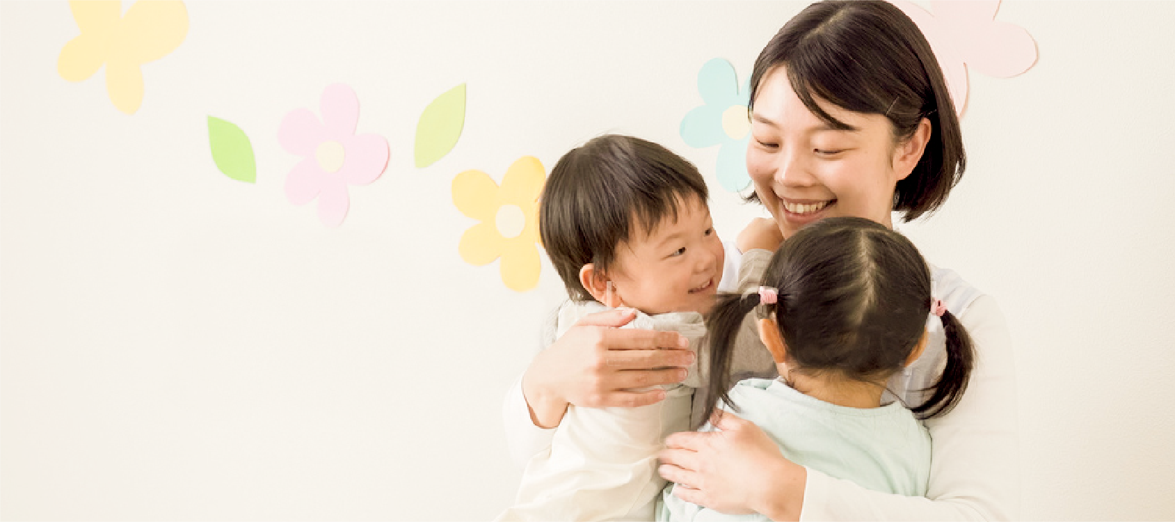 保育士と園児がふれあう様子